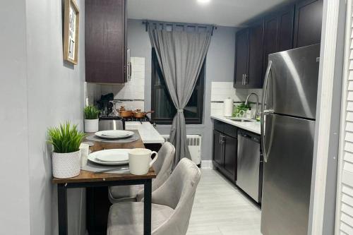 Reduced Priced! Apt by American Dream, Sleeps 6 in แฮสบรอคไฮทส์ (NJ)