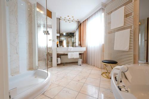 Hotel Bayerischer Hof - image 12
