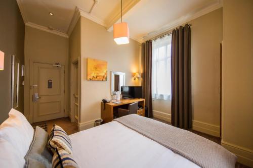Double Room image 10