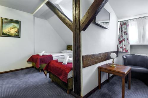 2 twin beds, 1 sofa bed