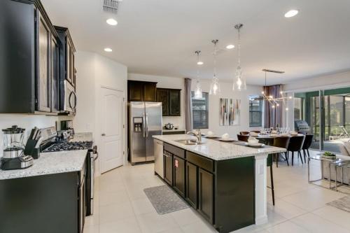 Luxury 6 Bedroom 4 Bath Home With Spa villa in Davenport, USA