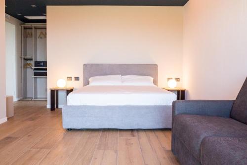 1 queen bed, 1 sofa bed