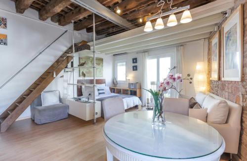 Studio Apartment image 6
