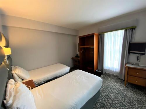 Lake of Shadows Hotel - image 9