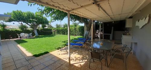 Petrakis Afrathias garden house 3