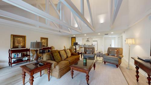 738 Queens Grant - image 3