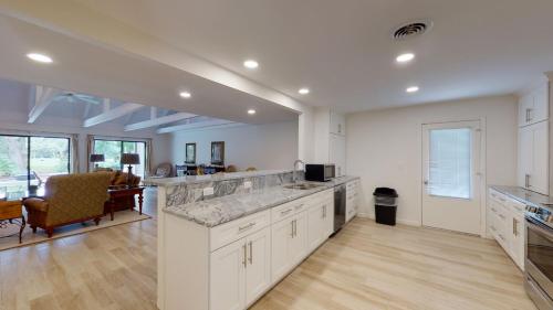 738 Queens Grant - image 5