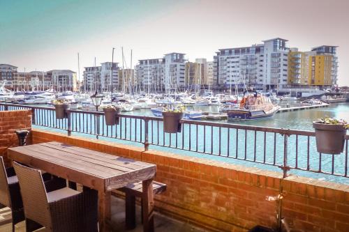 Beautiful Dawn - relax with stunning marina views - Apartment - Pevensey