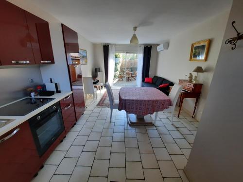 Coquet T2 ,terrasse,parking ,4 kms d Avignon