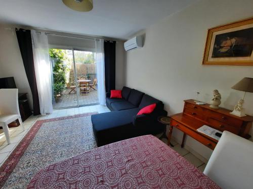 Coquet T2 ,terrasse,parking ,4 kms d Avignon