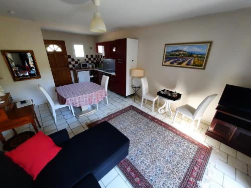 Coquet T2 ,terrasse,parking ,4 kms d Avignon