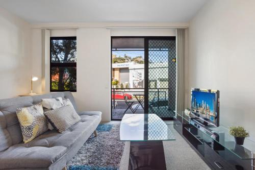 Inner-City Brisbane 1-Bed with Pool, Gym & Parking