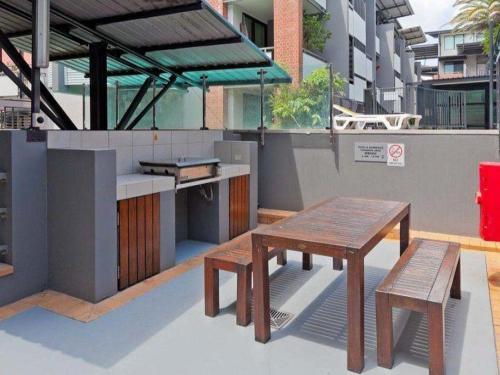MadeComfy Modern Brisbane Inner City 1 Bedroom Apartment