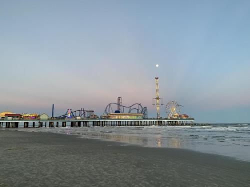 Island Sand - Right Across From Seawall Beach, 3 Pools, Hot Tub, Dog Friendly!