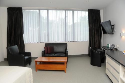 Emerald Hotel - Tap to explore photos