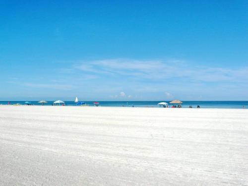 Beach Club 403 - image 2
