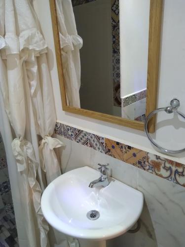 Twin Room image 3