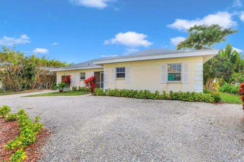 818 Chestnut Court - image 2