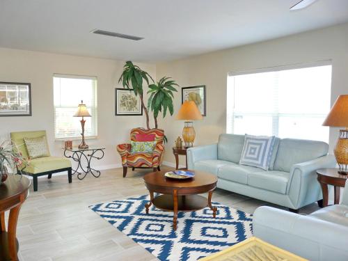 819 Chestnut Court - image 2