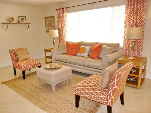 978 Spruce Avenue - image 2