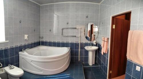 Yal Hotel - image 3