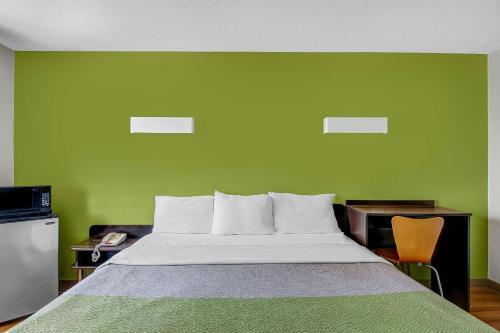 King Room with Roll-in Shower - Disability Access - Non-Smoking