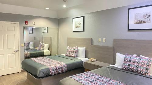 Queen Suite with Two Queen Beds image 10