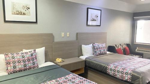 Queen Suite with Two Queen Beds image 9