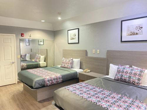Queen Suite with Two Queen Beds image 8