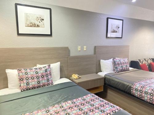 Queen Suite with Two Queen Beds image 6