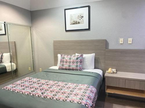 Queen Suite with Two Queen Beds image 3