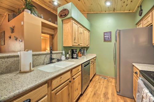 Cute and Cozy Abode 3 Mi to Fool Hollow Lake! - image 8