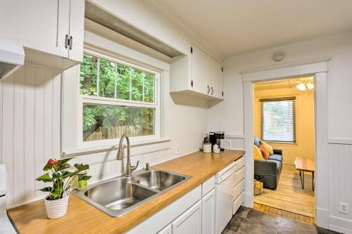 Pet-Friendly Baker City Escape with Private Yard! in Baker City (Oregon)