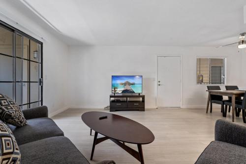 Stay Gia - Modern Newly Renovated 2 Br Apartment - Swimming Pool - main image