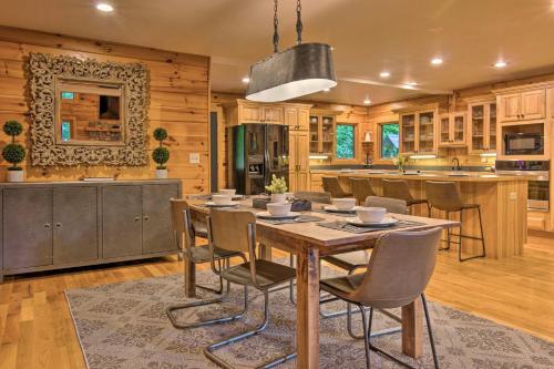 7 Mi to Ski Slopes Mars Hill Cabin with Hot Tub! in Marion (NC)