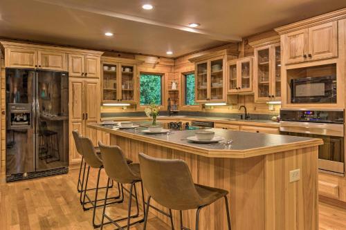 7 Mi to Ski Slopes Mars Hill Cabin with Hot Tub! in Marion (NC)