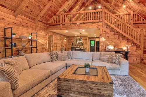 7 Mi to Ski Slopes Mars Hill Cabin with Hot Tub! in Marion (NC)