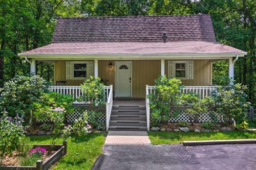 Stylish Fairview Farmhouse Deck and Wishing Well!
