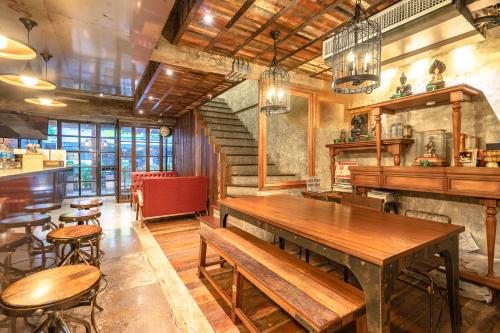 Restaurant, Siam Plug In Hostel in Thonburi