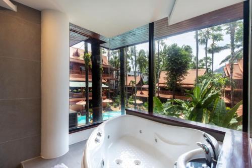 Royal Phawadee Village Hotel
