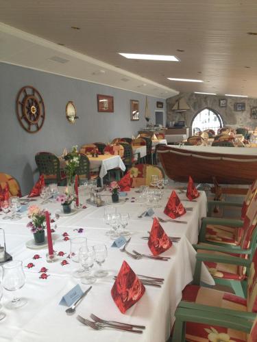 Étterem, Hotel du Port - Free Parking - Breakfast included in La Broye