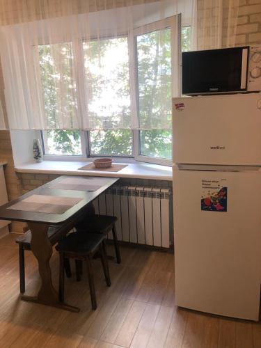 Apartment on Oleksandra Kopylenko 3- А 6; in Kiev ; 2-х Комнатнаяпосуточно Киев .м. Печерская  Полный ремонт новые : холодильник  ванная газовая плитка  2-х спальная кровать и т. д. - image 5