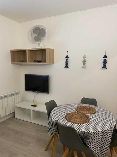One-Bedroom Apartment image 3