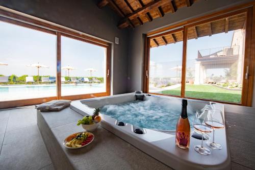 熱水浴缸, Magari Estates Boutique Hotel in 科隆諾拉艾科利
