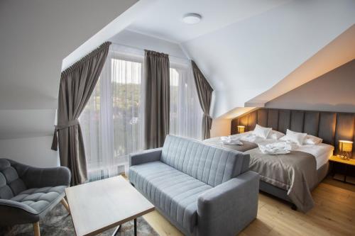 2 twin beds, 1 sofa bed