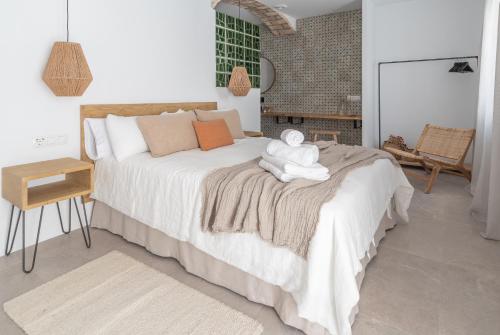 Double Room with Balcony image 3