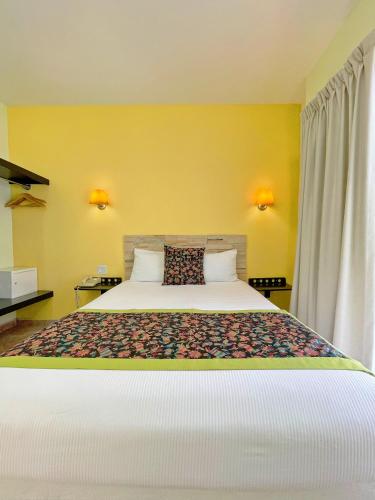Seven Crown Express & Suites by Kavia Room Type - Standard Queen Room