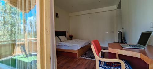 Double Room with Balcony image 8