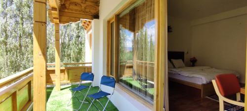 Double Room with Balcony image 9