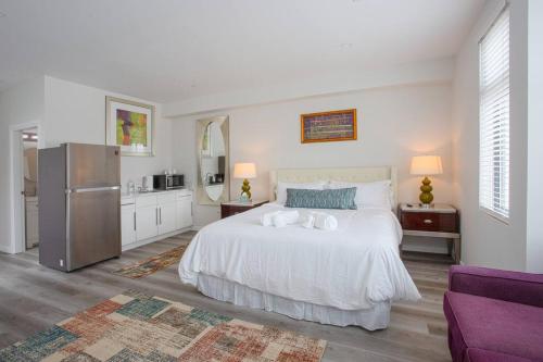 Comfy Studio with Cali King Size Mattress in San Diego (CA)